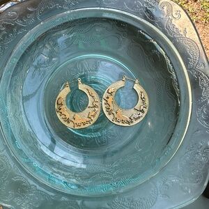 Gold Vintage 🎷Earrings with African 🦓  🦒 Animals